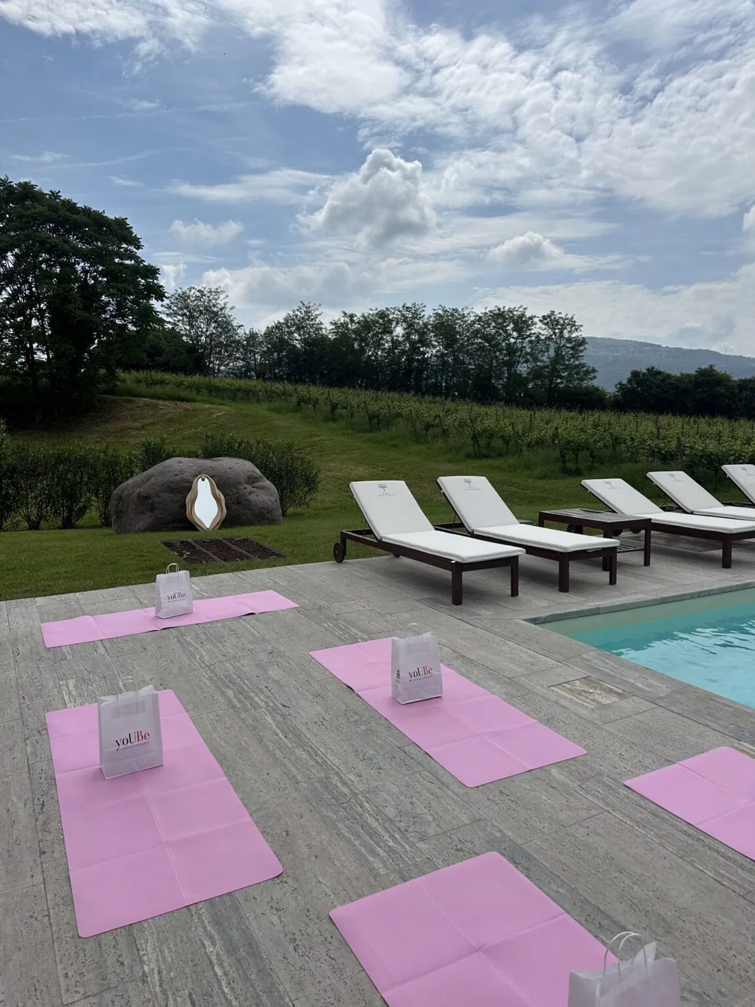 Evento wellness a bordo piscina con tappetini rosa e shopper brandizzate